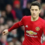 Cựu sao MU 'bóc phốt' TikToker: Đến sân chỉ selfie, làm mất bản chất thật của bóng đá 1