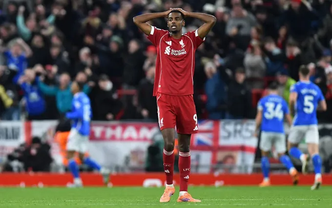 Isak chưa thể hiện được nhiều tại Liverpool và đang phải ngồi ngoài dưỡng thương