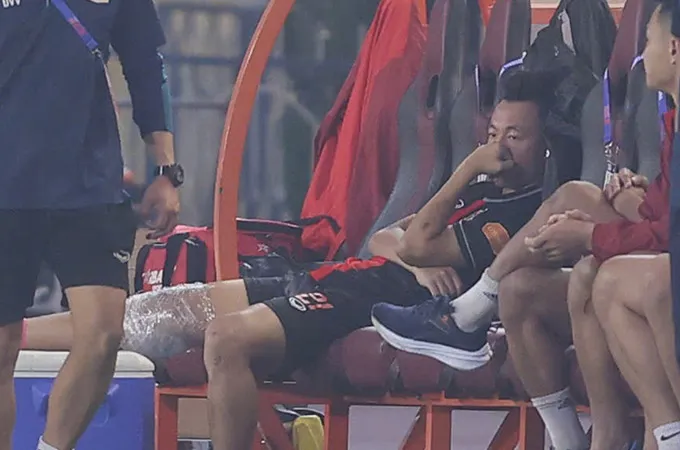 Tiền vệ Nguyễn Thái Sơn chuẩn bị phẫu thuật dây chằng gối tại TP.HCM - Ảnh: Minh Tuấn